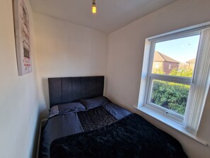 3 bedrooms, iron/ironing board, internet, bed sheets