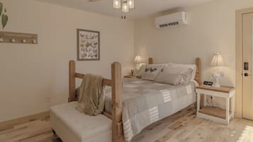 Kahden hengen comfort-huone, 1 keskisuuri parisänky | Silitysrauta/-lauta, ilmainen Wi-Fi