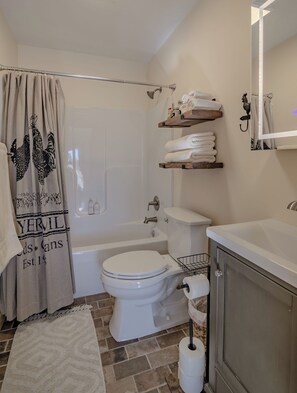 Comfort Double Room, 1 Queen Bed | Bathroom - The Inn at Beulah Farm - The Coop (Whitley City)