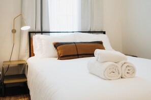 Doppia Standard, 1 letto queen | Una scrivania, postazione laptop, Wi-Fi gratuito