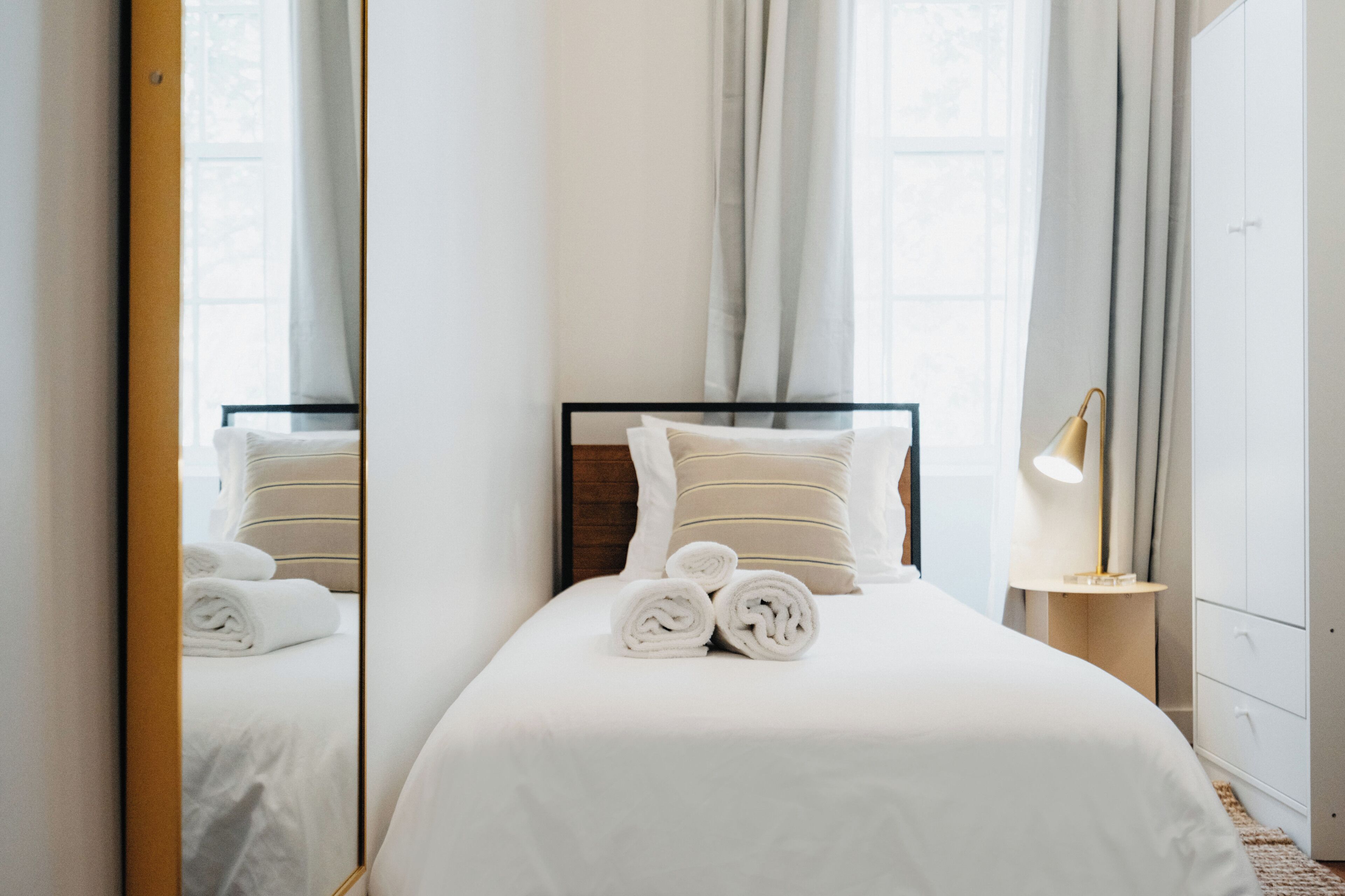 Bureau, espace de travail pour ordinateur portable, Wi-Fi gratuit