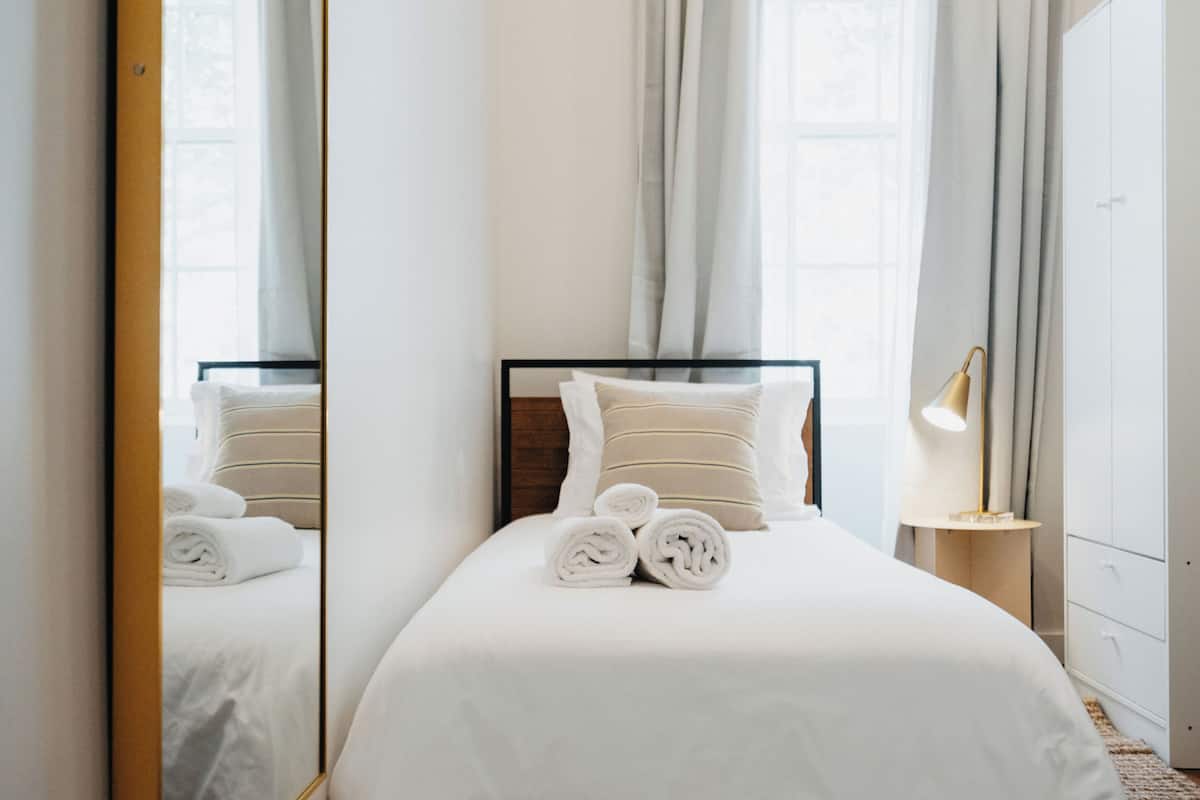 Escritorio, espacio para trabajar con laptop y wifi gratis