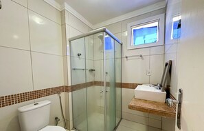 Shower, towels - Apto em Natal Perto da Praia de Ponta Negra (Natal)