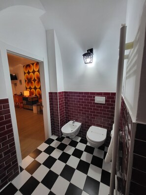 Séchoir à cheveux, bidet, serviettes fournies, savon