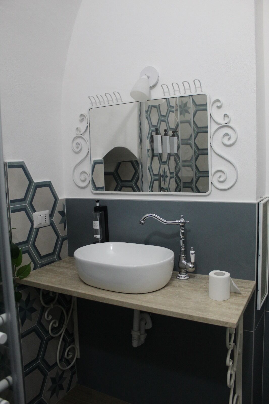 Sèche-cheveux, bidet, serviettes fournies, savon