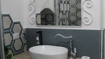 SĂšche-cheveux, bidet, serviettes fournies, savon