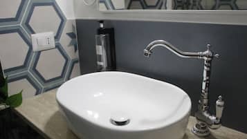Secador de pelo, bidet, toallas, jabón
