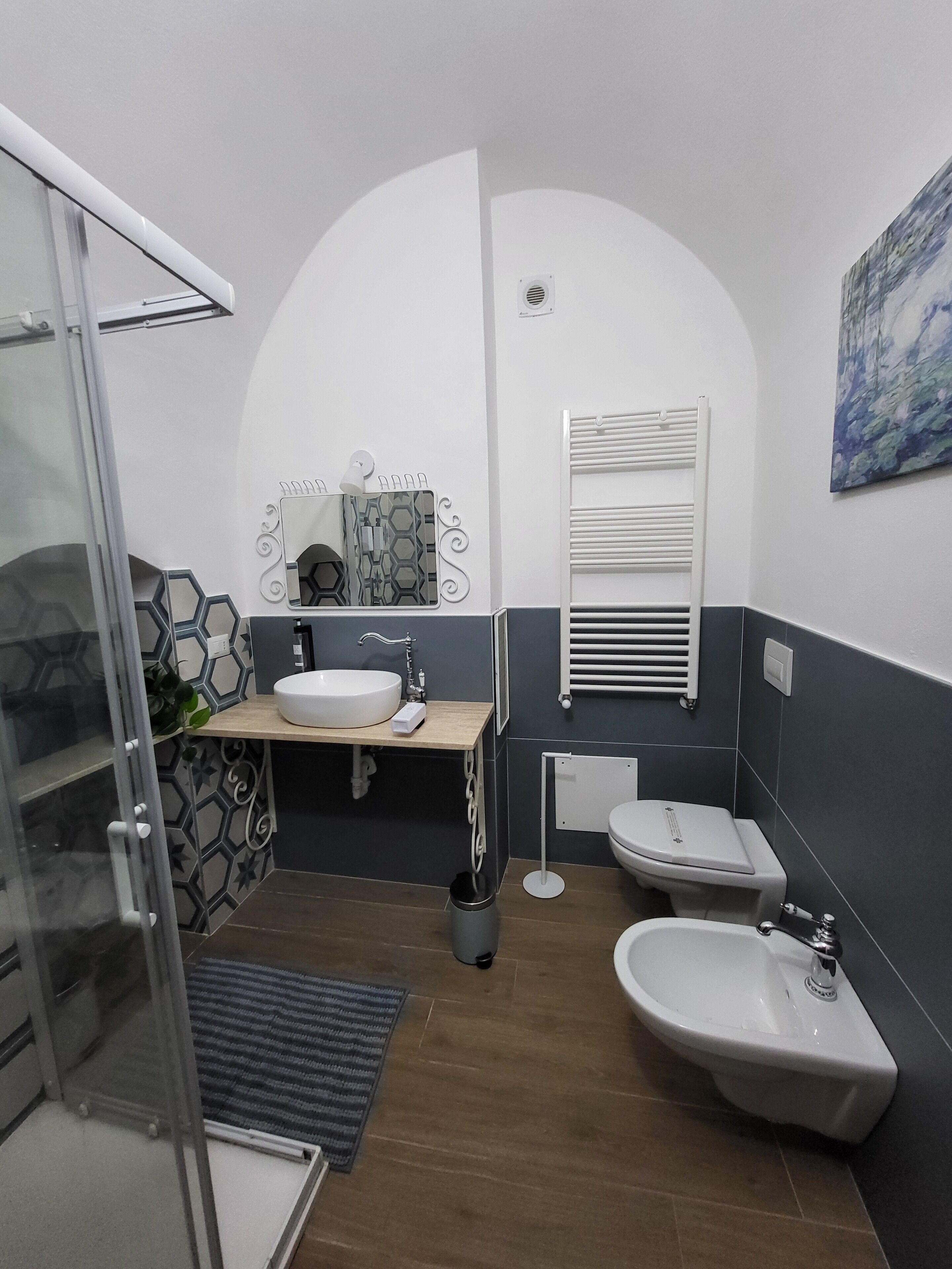 Asciugacapelli, bidet, asciugamani, sapone