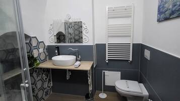 Asciugacapelli, bidet, asciugamani, sapone