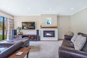 TV, peis, bøker og kontorer