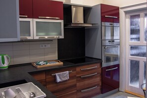 Een koelkast, een microgolfoven, een oven, een kookplaat