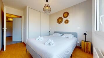 2 habitaciones, tabla de planchar con plancha y ropa de cama