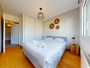 2 slaapkamers, een strijkplank/strijkijzer, beddengoed