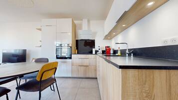 Jääkaappi, mikroaaltouuni, uuni, liesi