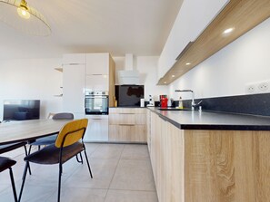 Kühlschrank, Mikrowelle, Ofen, Herdplatte