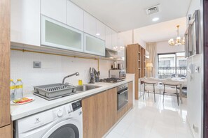 Kjøleskap, mikrobølgeovn, kokeplater og brødrister