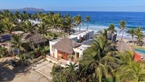A beachfront property with a modern house, a pool, and palm trees. - Nine bedroom  in Mexico, Litibú (Litibú)