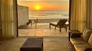 A room with a view of the sunset over the ocean, a wooden chair, a sofa, and a small table. - Nine bedroom  in Mexico, Litibú (Litibú)