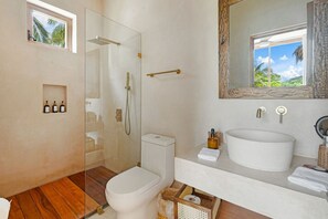 シャワー、ヘアドライヤー、タオル