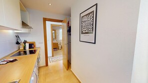 Een koelkast, een microgolfoven, een oven, een vaatwasser