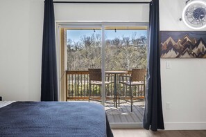 1 bedroom, iron/ironing board, travel cot, WiFi - Modern Yote Condo at Roark Creek (Branson)