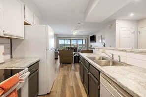 冰箱、微波炉、烤箱、炉灶