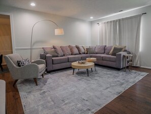 Signature House, 3 Bedrooms, Non Smoking, Kitchen | Living room | 50-inch Smart TV with digital channels - Oaken Hill (Black Mountain)