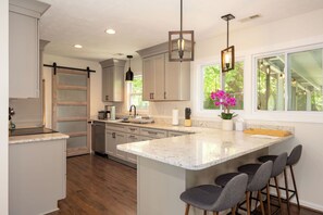 Signature House, 3 Bedrooms, Non Smoking, Kitchen | Private kitchen | Fridge, microwave, oven, stovetop - Oaken Hill (Black Mountain)