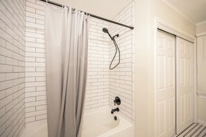 Signature-Haus, 3 Schlafzimmer, Nichtraucher, Küche | Badezimmer | Duschwanne, kostenlose Toilettenartikel, Haartrockner, Handtücher