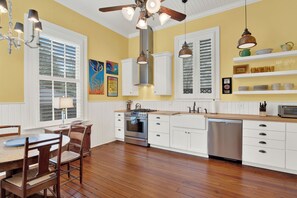 Fridge, microwave, oven, stovetop - Grooving on Gwinnett (Savannah)