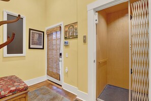 Interior - Grooving on Gwinnett (Savannah)