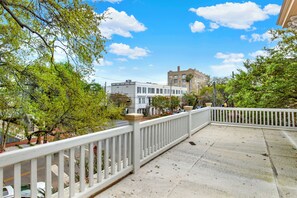 Property grounds - Grooving on Gwinnett (Savannah)