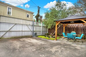 Outdoor dining - Grooving on Gwinnett (Savannah)