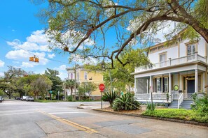 Exterior - Grooving on Gwinnett (Savannah)