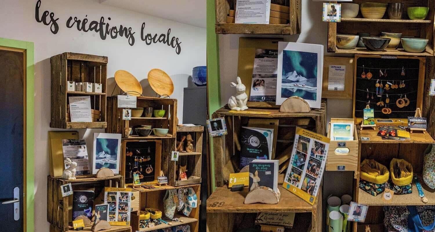 Una tienda de artesanías locales con estantes de madera que exhiben diversos artículos como cuencos, bolsos y adornos.