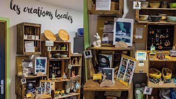 Una tienda de artesanías locales con estantes de madera que exhiben diversos artículos como cuencos, bolsos y adornos.