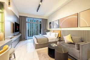 مكواة/لوح كي وخدمة الإنترنت وملاءات أسرّة