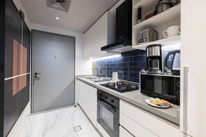 ثلاجة، ميكروويف، فرن، موقد طهي مسطح