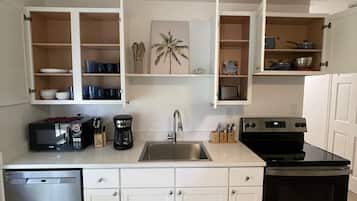 Een koelkast, een magnetron, een oven, een kookplaat