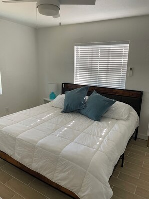2 bedrooms, iron/ironing board, WiFi, bed sheets - 1 block to the beach, perfect! (Cocoa Beach)