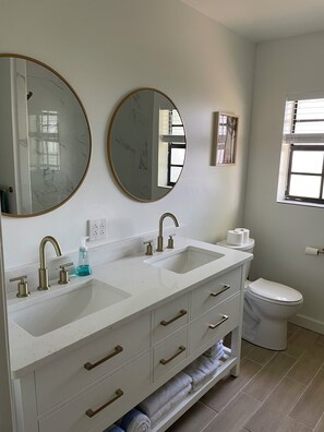 Shower, hair dryer, towels, soap - 1 block to the beach, perfect! (Cocoa Beach)