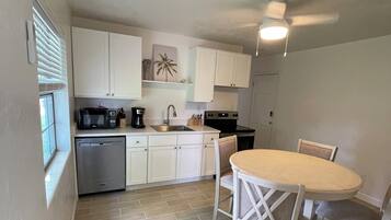 Een koelkast, een magnetron, een oven, een kookplaat