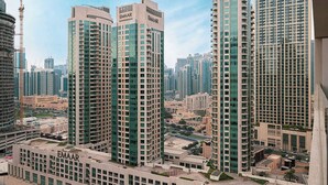 Ein Hochhaus, auf dessen Fassade der Name "EMAAR" groß sichtbar angebracht ist.
