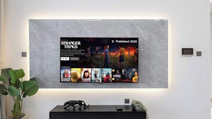 Ein modernes Interieur mit einem großen Fernseher, der einen Filmplakat für 