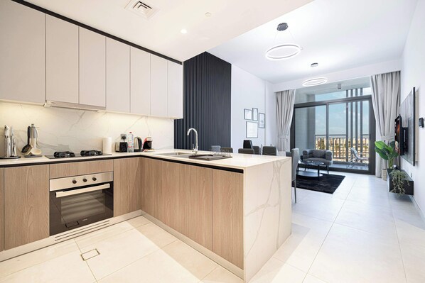 Fridge, oven, stovetop, coffee/tea maker