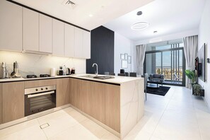 Kjøleskap, ovn, kokeplater og kaffetrakter/tekoker