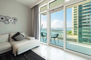 تلفزيون، مدفأة، مكتب