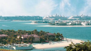 Una località balneare con ville affacciate sulla spiaggia, un porto turistico e un grande complesso alberghiero.