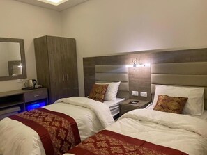 Phòng đôi hoặc 2 giường đơn, quang cảnh vườn | Minibar với thức ăn, đồ uống miễn phí, bàn 
