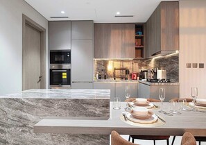 Kühlschrank, Mikrowelle, Ofen, Wasserkocher mit Kaffee-/Teezubehör